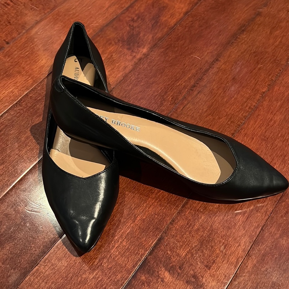 Professional black pointy toed leather flats.